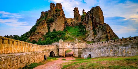 貝羅格拉齊克奇巖