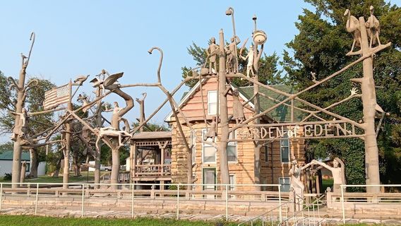 S. P. Dinsmoor's Garden of Eden