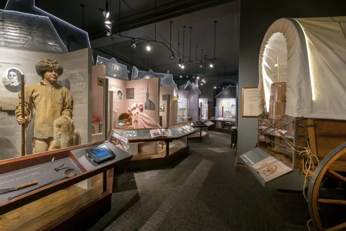 Các khách sạn gần McLean County Museum of History