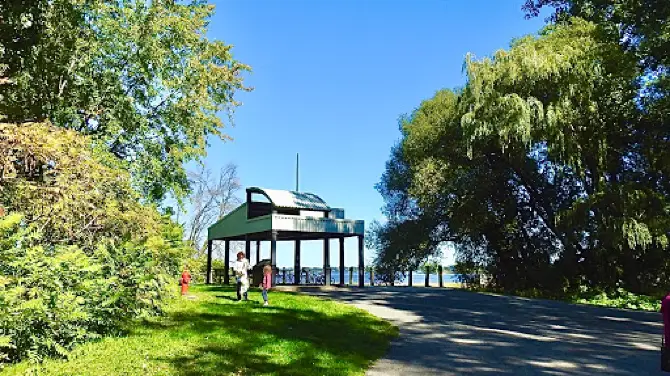 Quai du parcours de canot kayak des îles de Repentigny, Verchères et St-Sulpice.