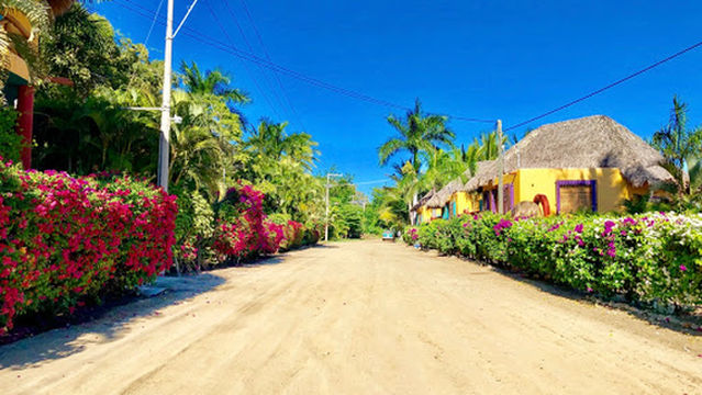 Public Plaza La Cruz de Huanacaxtle. Nay.