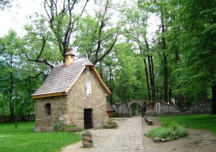 Hotels near Cmentarz Zasluzonych na Peksowym Brzyzku