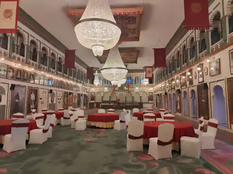 Hotels near Crystal Gallery