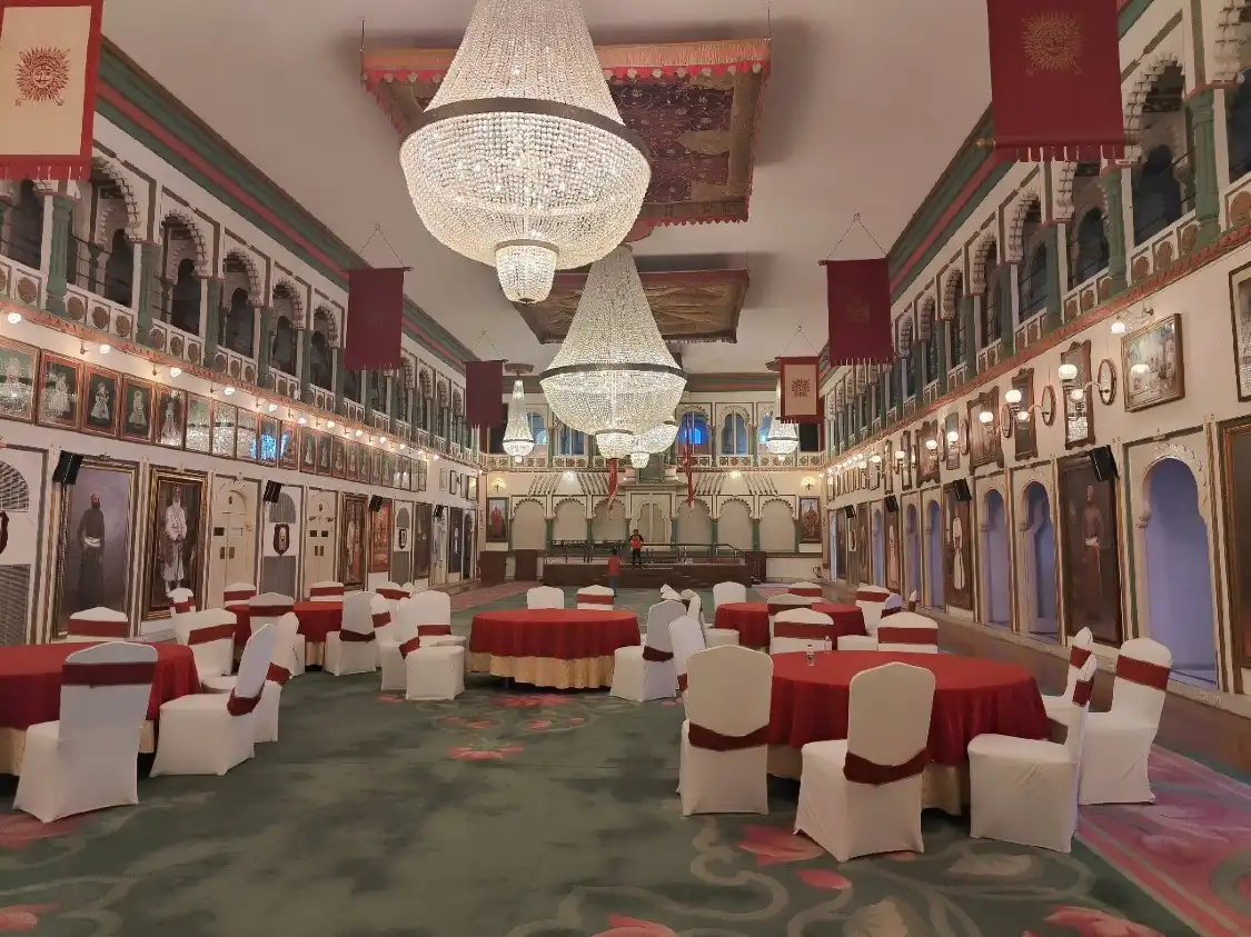 Hotels near Crystal Gallery
