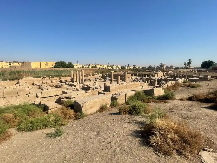 Hotels near Mut Temple