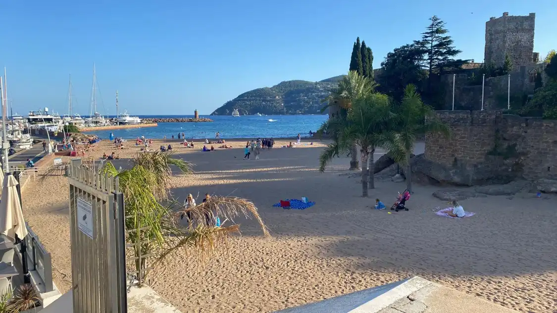 Hotels near Plage du Chateau