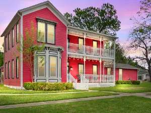 Red Velvet Inn & Gallery