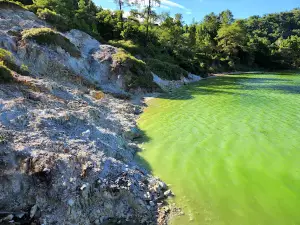 Danau Linow