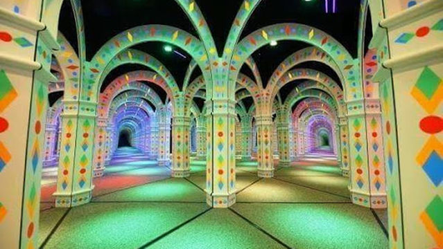 Mê cung Gương + Căn Nhà Ma