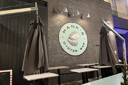 Hank’s Oyster Bar on the Wharf