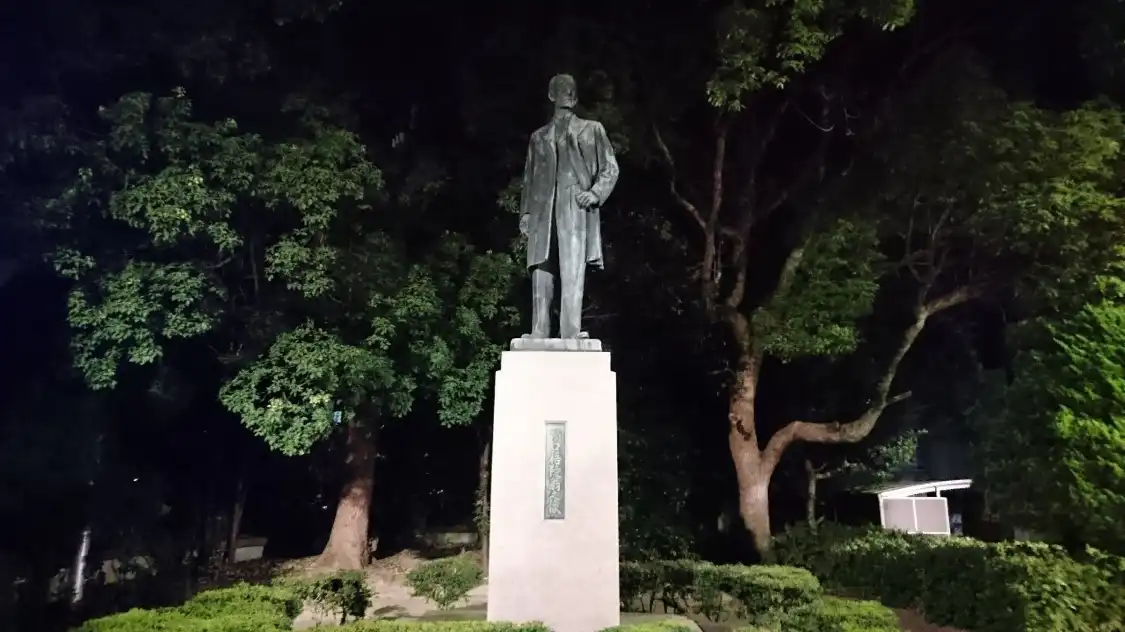 Hotels near Hamaguchi Goryo Statue