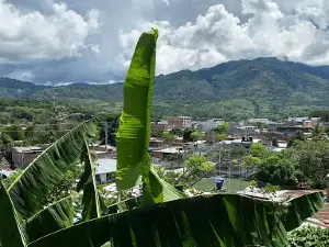 Centro Recreacional Y Deportivo El Pomo