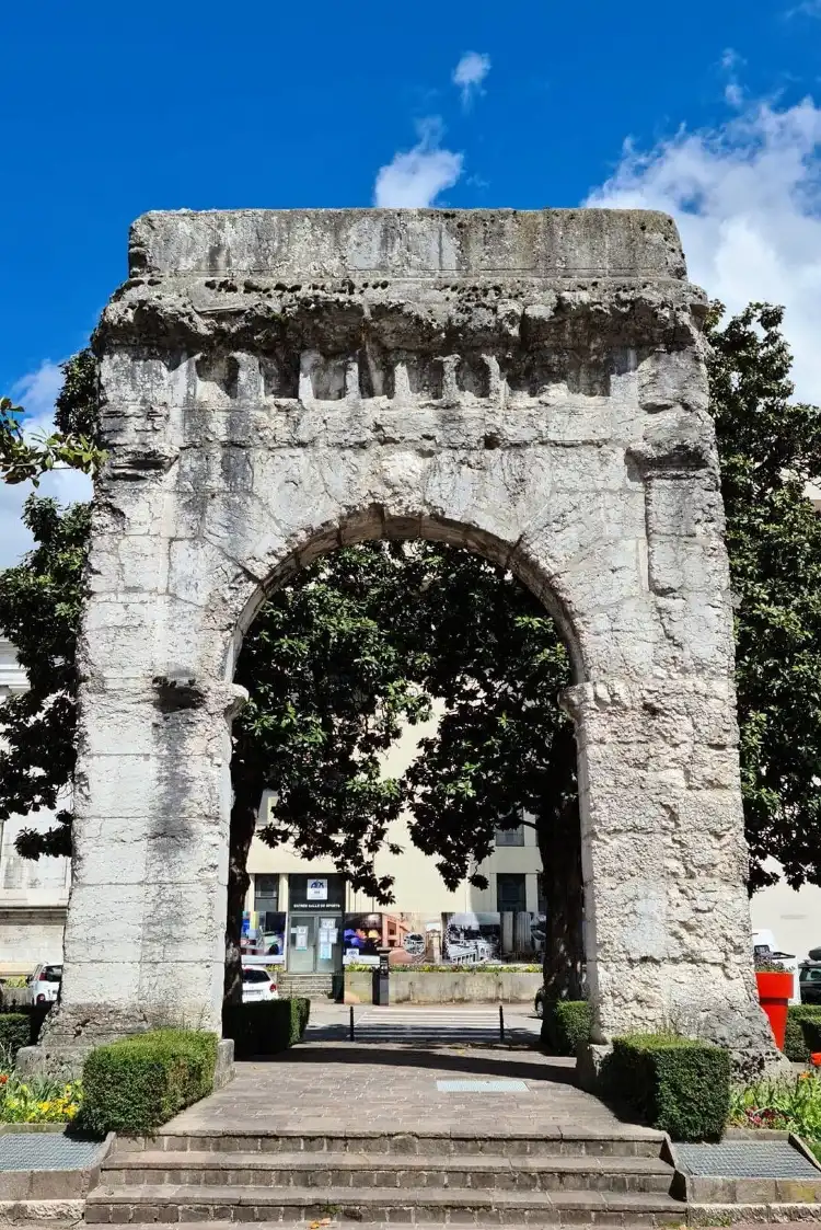 Hotels near Arc De Campanus