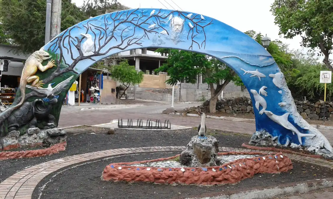 Hotels near Monumento Darwin