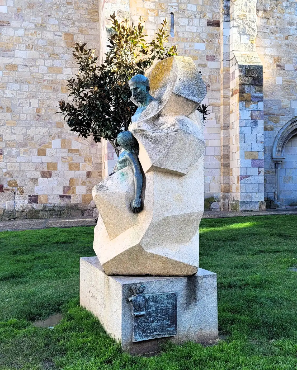 Monumento a Ramon Alvarez附近的飯店