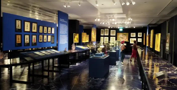 Hotels near Ayala Museum