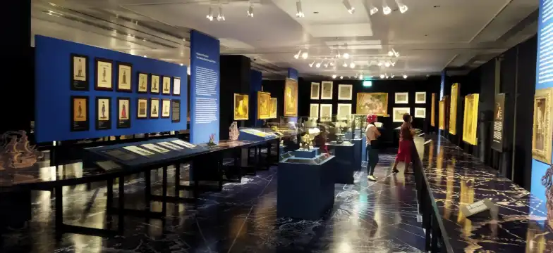 Hotels near Ayala Museum