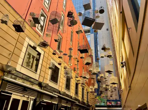 Hotel berhampiran Forgotten Songs: Angel Place Birdcages