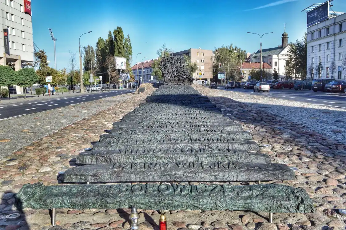 Отели рядом с достопримечательностью «Monument to the Fallen and Murdered in the East»