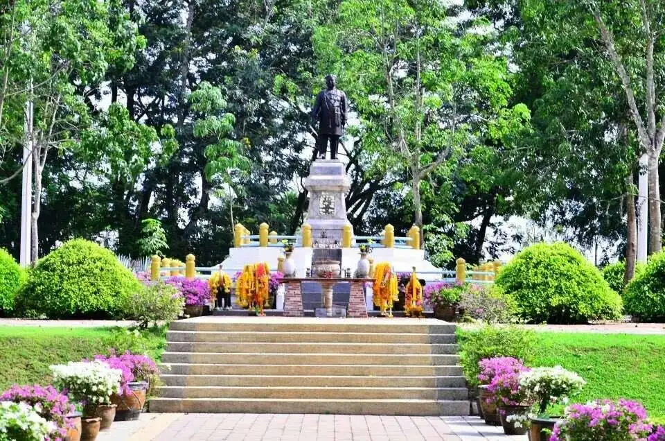 Hotels near Phraya Ratsadanu Pradit Mahisara Phakdi Monument