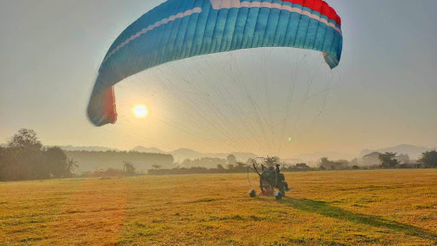 Motor Paragliding Vang Vieng