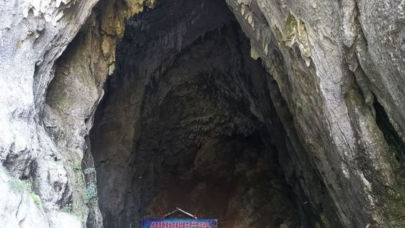 Cave Basketball Court in Nayong County, Guizhou