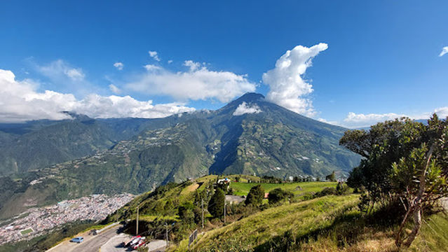 "Las Manos de Dios" Baños de Agua Santa