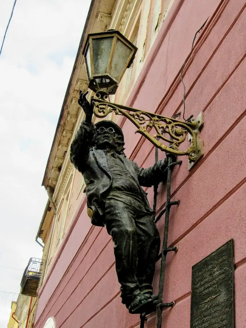 Hotels near Lamplighter Statue