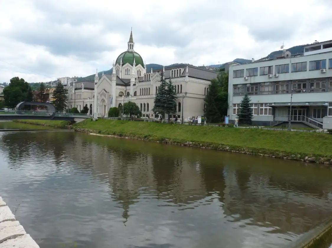 Hotels near Kino Bosna