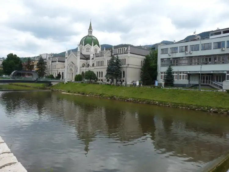 Hotels near Kino Bosna