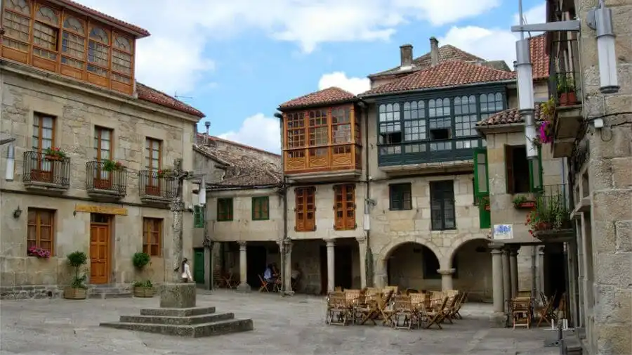 Отели рядом с достопримечательностью «Plaza de la Lena»