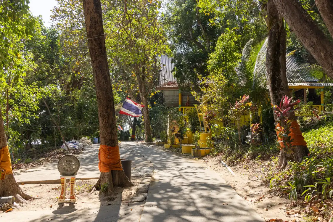 Hotels near Wat Ko Phayam