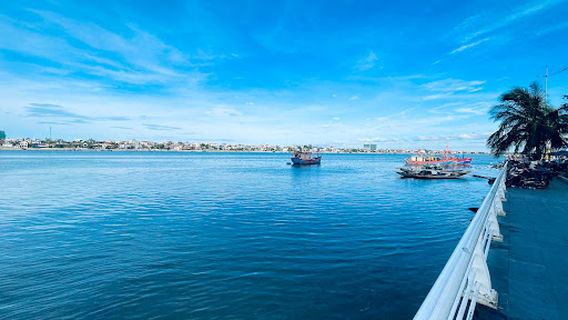 Tượng đài Mẹ Suốt