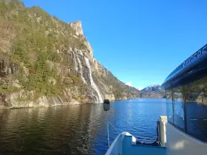 Hengjanefossen waterfall