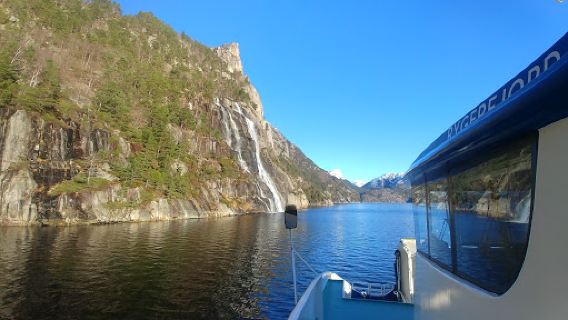 Hengjanefossen waterfall
