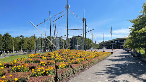 Fregate whale fountain