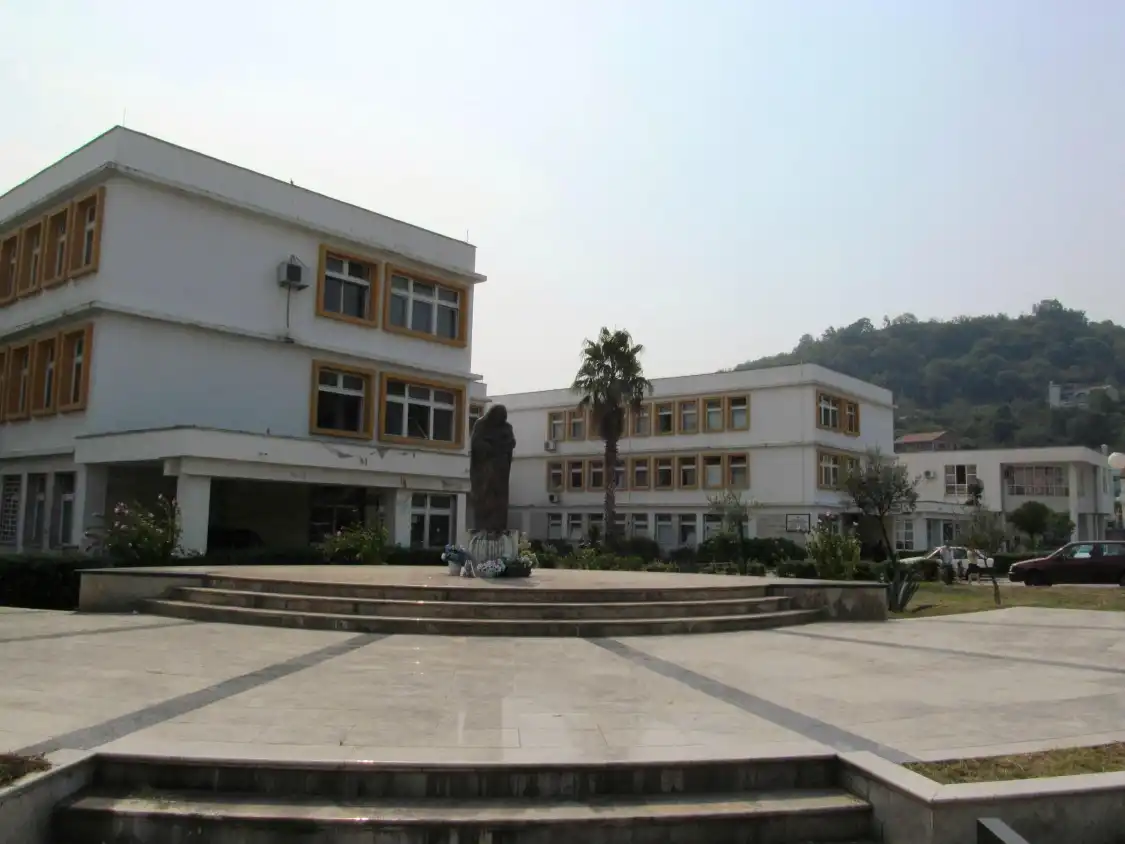 Hotels near Statue of Mother Theresa