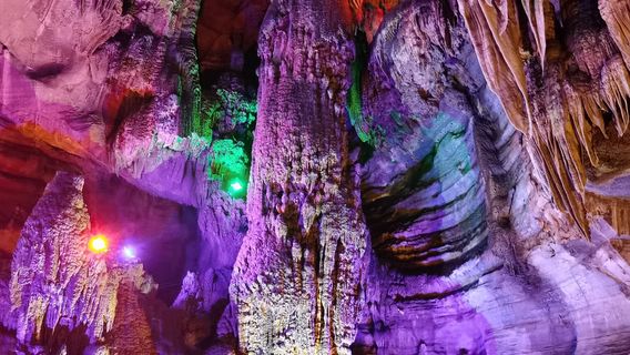 Langshan Tiankeng Fengshen Cave