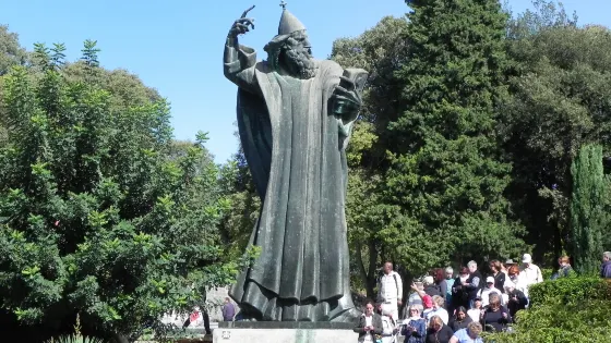 Grgur Ninski Statue