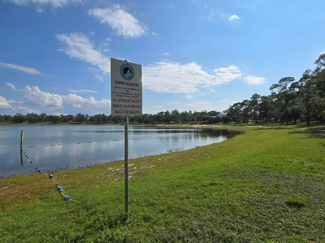 Hotels near DeFuniak Springs Historic District