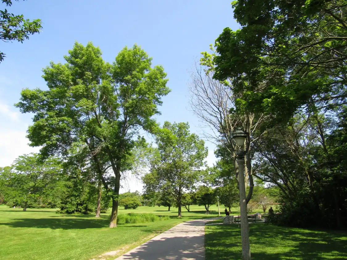 Hotels near Lake Park