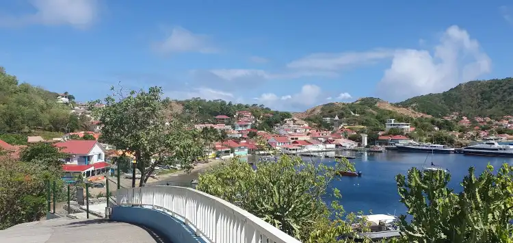 Hotels near Bourg des Saintes