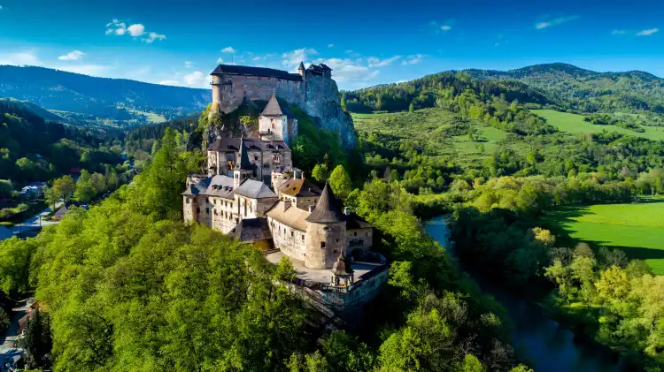 Hotels near Orava Castle
