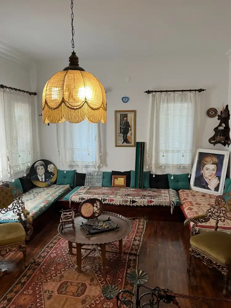 Các khách sạn gần Zeki Muren Arts Museum