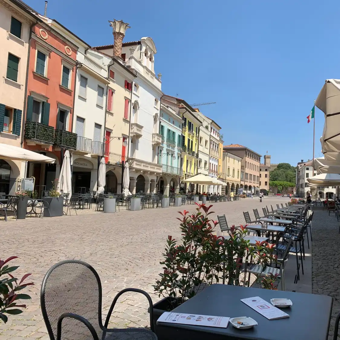 Các khách sạn gần Castello Carrarese