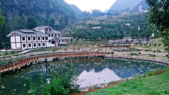 hua zuo xiang qiang gan yan hong se wen hua lv you jing qu