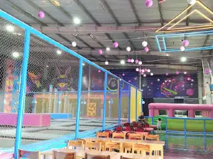 Flying Rabbit Trampoline & Adventure Park