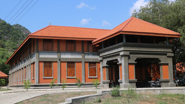 Dimbulagala Aranya Senasanaya ( Dimbulagala Forest Monastery )