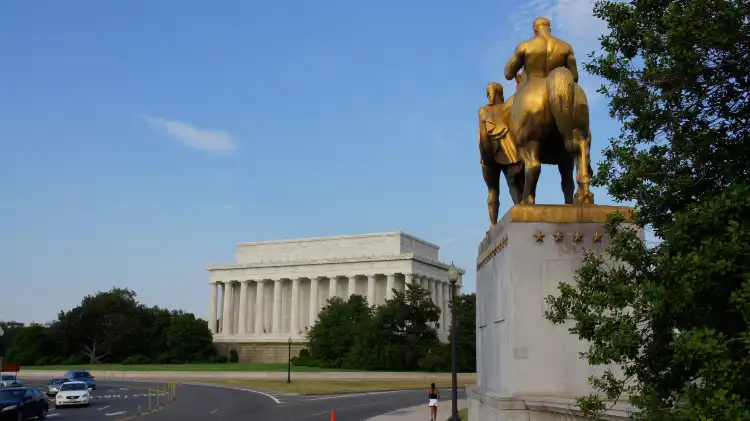 Các khách sạn gần Arlington Memorial Bridge