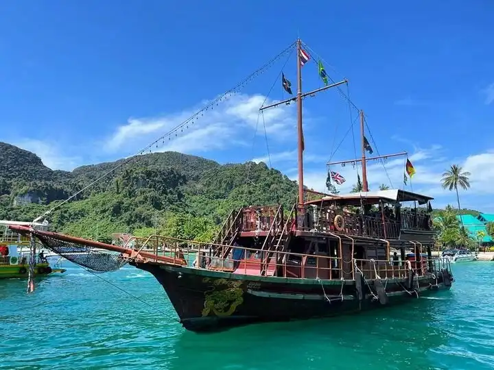 Hotels near The Pirate Boat: Phi Phi Island Tour